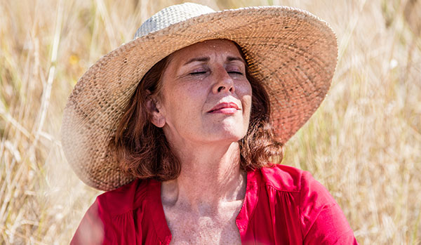 starija žena na suncu dobiva vitamin D