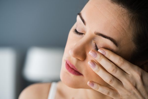 Žena sa simptoma disfunkcije Meibomovih žlezda