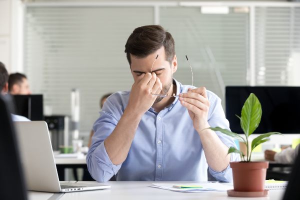 Nedostatak vitamina D i suve oči kod muškarca