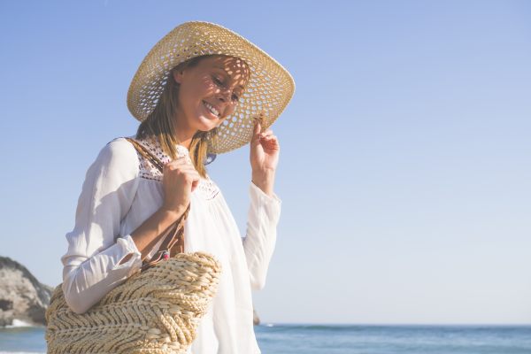 Razlozi za nedostatak vitamina D kod žene na moru: kreme za sunce i previše odeće.