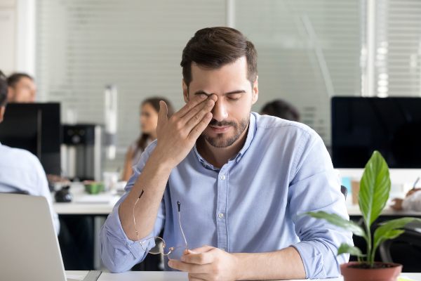 muškarac na poslu: nesanica i suve oči