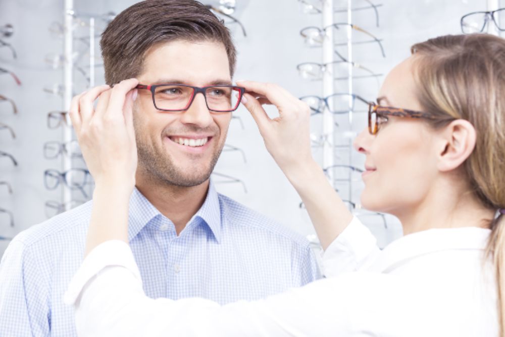 oftalmologija: optičarka u optiki