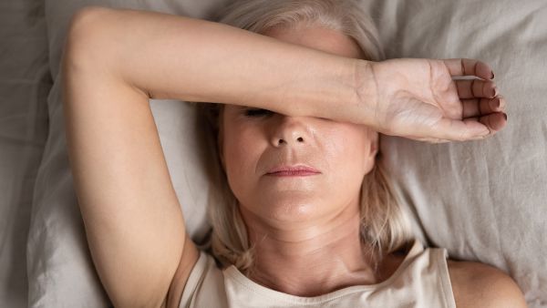 žena u menopauzi sa suvim očima