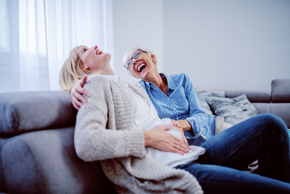 trudna žena in žena u menopauzi sa suvim očima