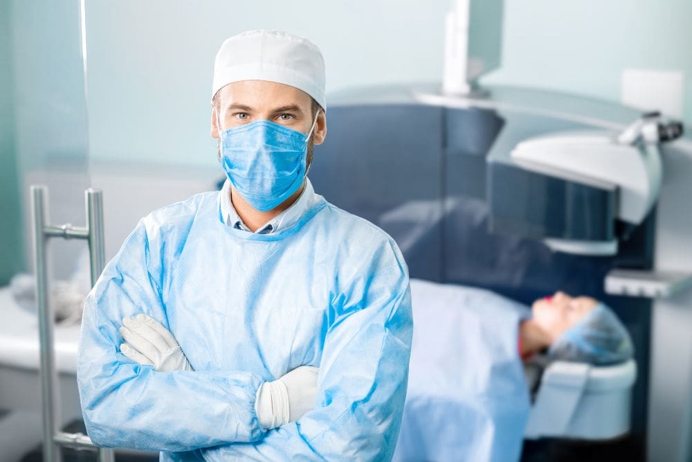 Oftalmolog hirurg tokom pregleda ili pripreme za operaciju oka